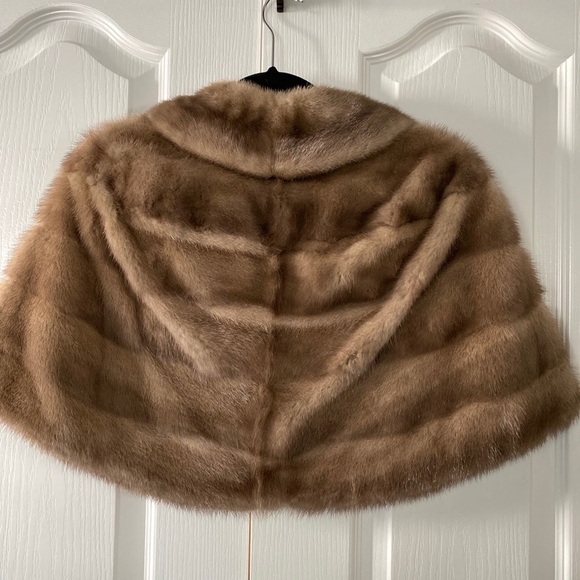 Fur label authority A644638 woman’s cape - Picture 2 of 12